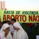 Manifestantes exibem placas e faixas durante protesto contra o aborto em frente ao Congresso Nacional