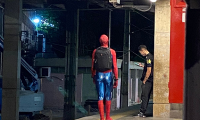 Homem vestido de homem-aranha