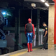 Homem vestido de homem-aranha