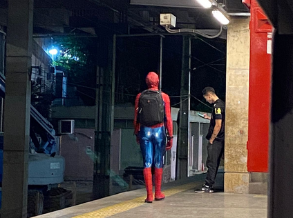 Homem vestido de homem-aranha