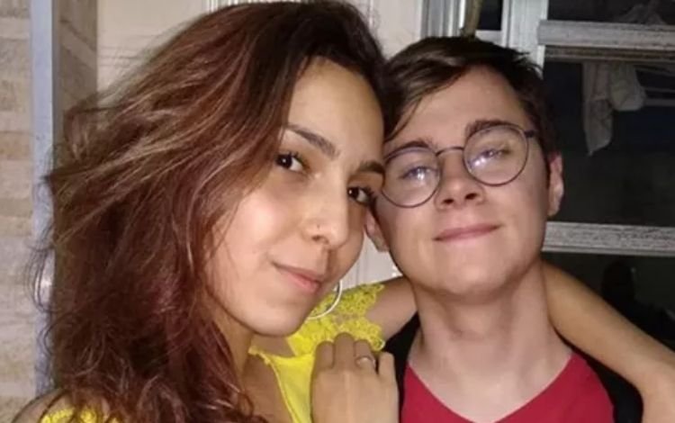 Isabela Tibcherani abraçada com Rafael Miguel