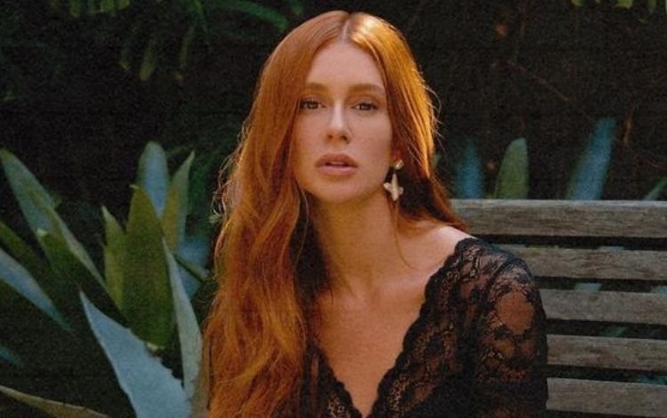 Marina Ruy Barbosa posando para a foto sentada em uma espreguiçadeira