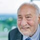 Nobel de Economia, Joseph Stiglitz defende cortes mais duros dos juros após Fed “exagerar na dose”