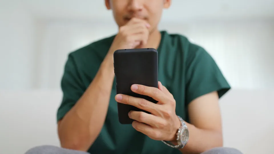 Amor ou obsessão? Psicóloga explica como identificar o stalking