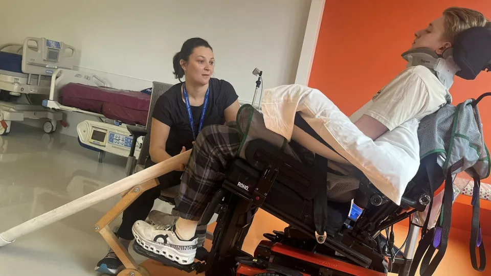 Atleta fica paraplégico após tropeçar e cair durante aquecimento