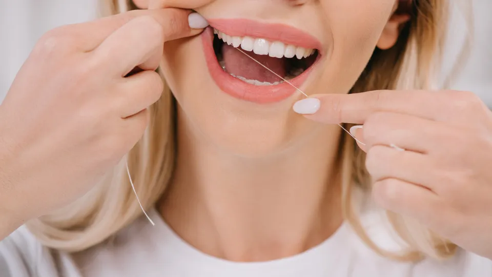 Devemos passar o fio dental antes ou depois de escovar os dentes?
