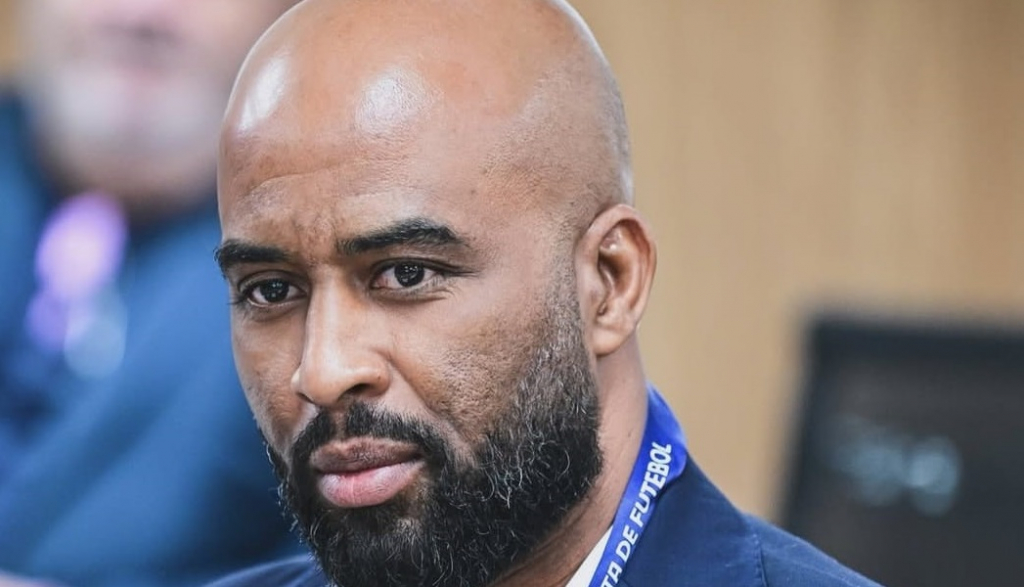 Diretor do Corinthians vê arbitragem ‘insegura’ na vitória sobre o Inter e vai reclamar na CBF