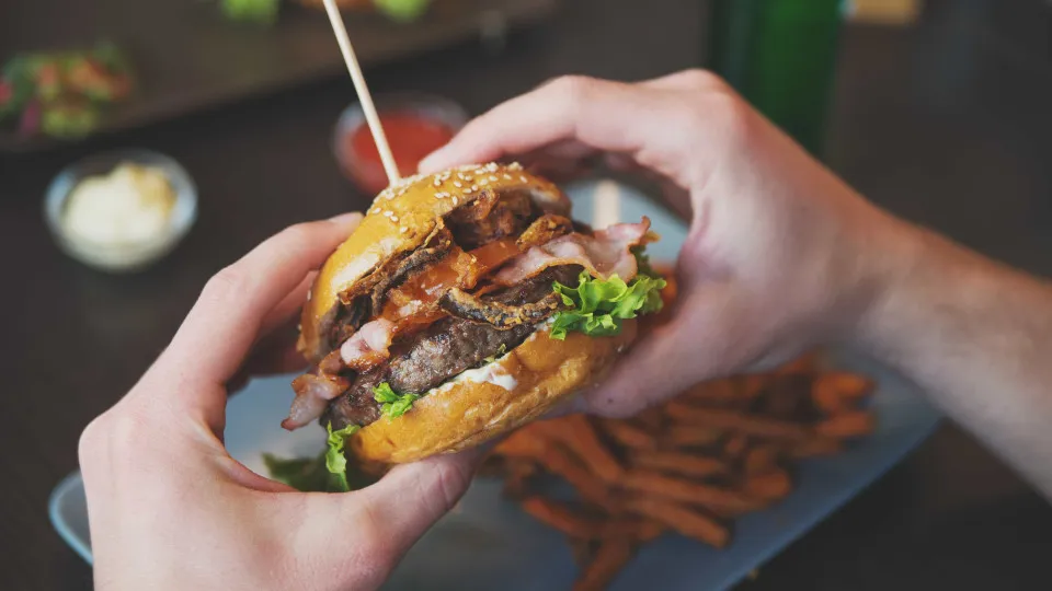 Hambúrguer com batata frita: dá para comemorar sem culpa?