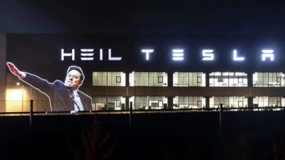 Imagem de Musk em ‘saudação nazista’ é projetada em fábrica da Tesla