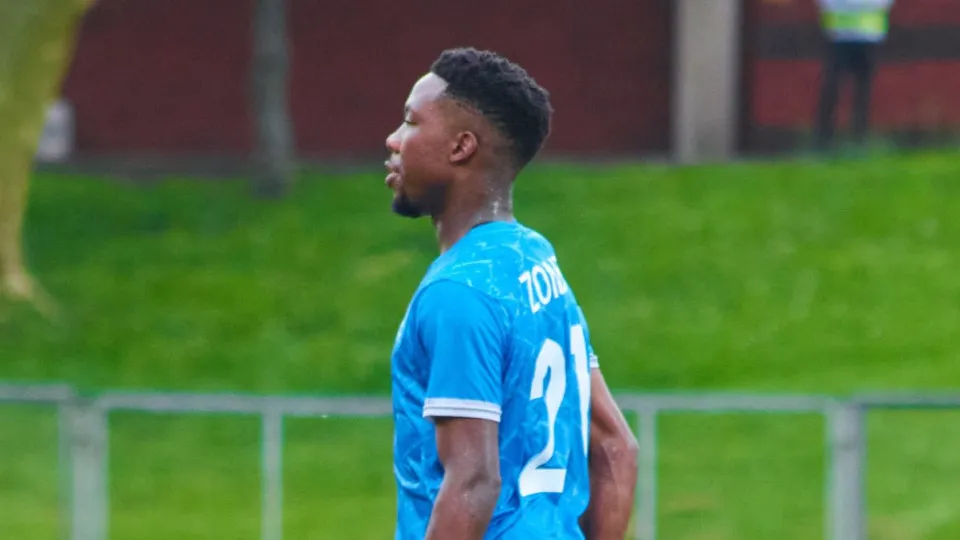 Jogador de 22 anos morre ao fazer exercícios de aquecimento antes de jogo