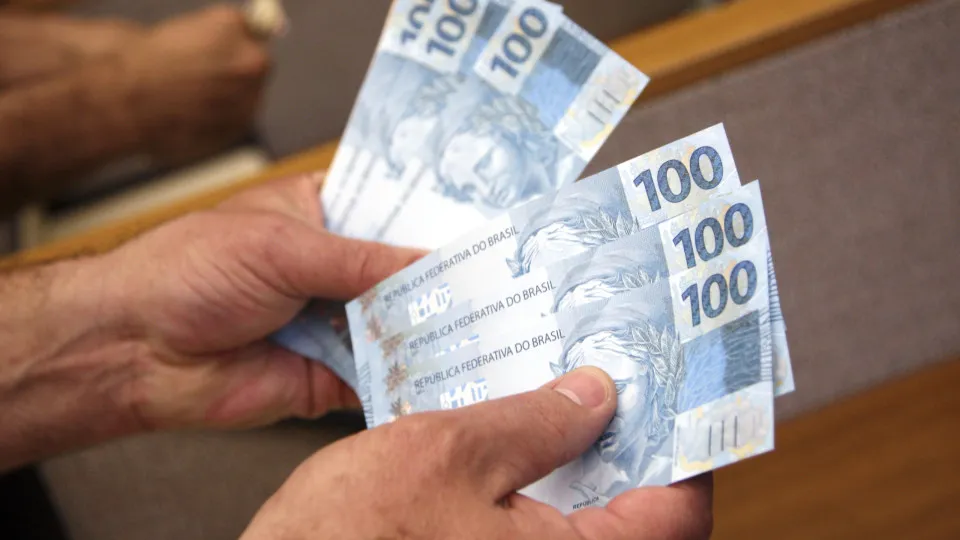 Saindo do vermelho: dinheiro pode chegar em breve para quatro signos