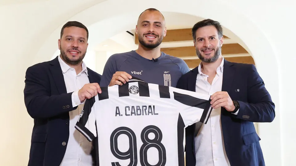 Arthur Cabral justifica troca de Benfica por Botafogo e revela “vergonha”