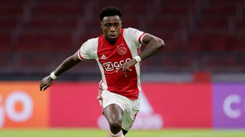 Atacante é extraditado para a Holanda para cumprir pena por narcotráfico