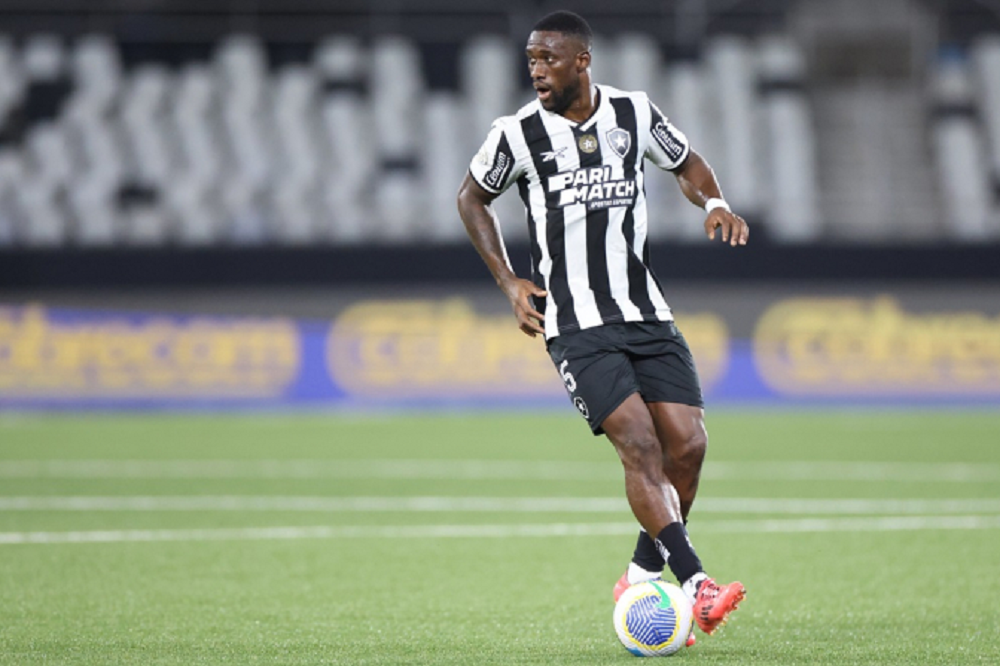 Bastos volta a sentir dores no joelho e é cortado do Mundial; campeão da NFL recebe o Botafogo