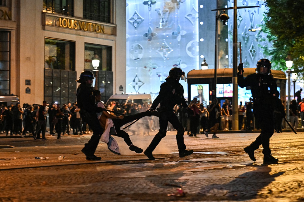 Celebração pela conquista do PSG na Champions termina com confusão e prisões em Paris