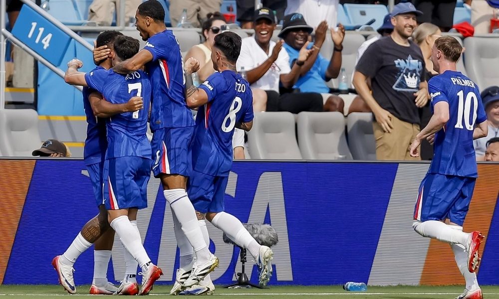 Chelsea goleia Benfica na prorrogação após duas horas de paralisação e enfrenta o Palmeiras