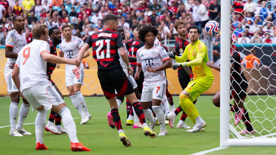 Flamengo comete erros com a bola, é castigado pelo Bayern e cai no Mundial