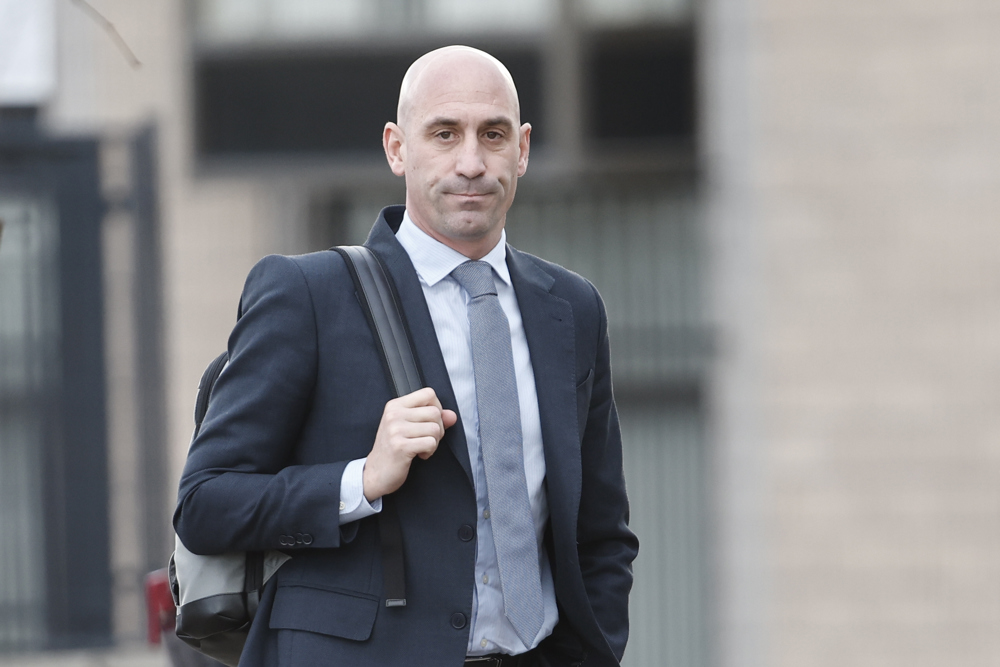 Justiça espanhola confirma multa contra Luis Rubiales por agressão sexual