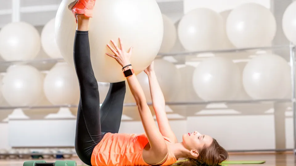 Quer uma bela ajuda para tonificar a barriga? Veja estes exercícios