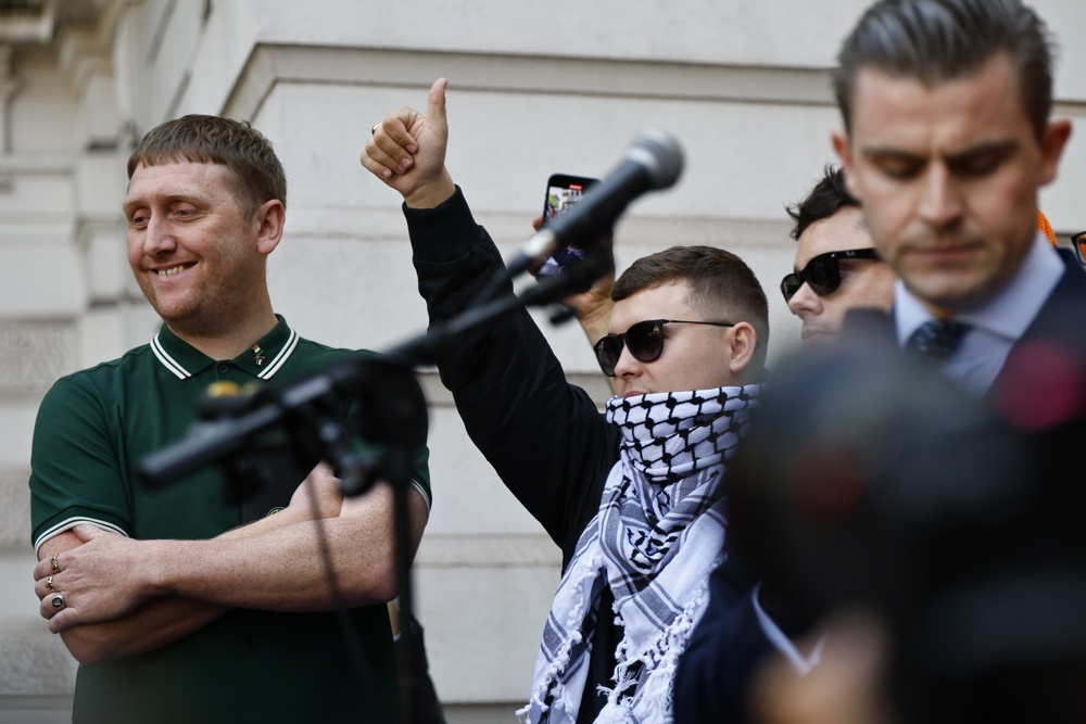 Rapper acusado de apoiar o Hezbollah comparece a tribunal em Londres com lenço palestino sobre os ombros