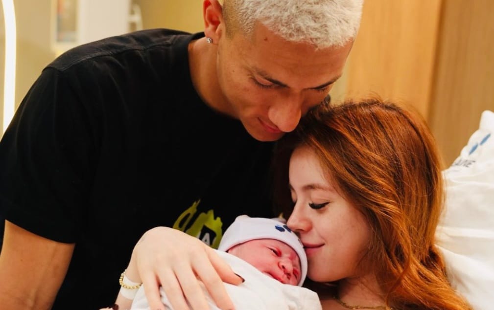 Richarlison e Amanda Araújo celebram o nascimento do primeiro filho