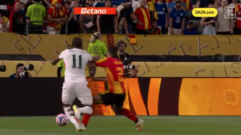 VAR dormiu? Este lance passou despercebido em Chelsea x Espérance