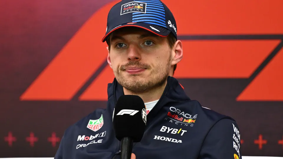 Verstappen desconversa sobre choque que o jogou para 10º colocação