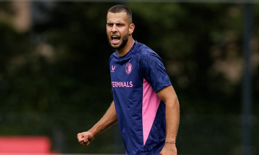 Al-Nassr dispensa zagueiro David Hancko em apresentação no hotel