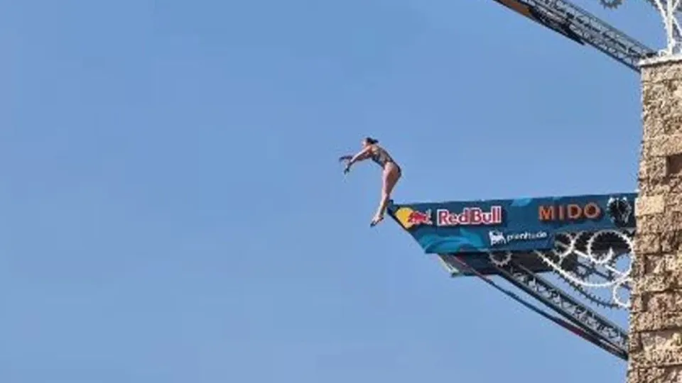 Atleta canadense escorrega em salto de 22m e sofre acidente em competição