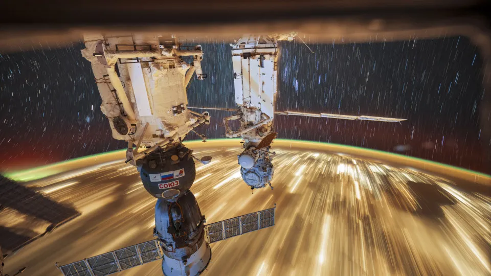 “Caminho dourado”: astronauta revela foto impressionante da Terra à noite