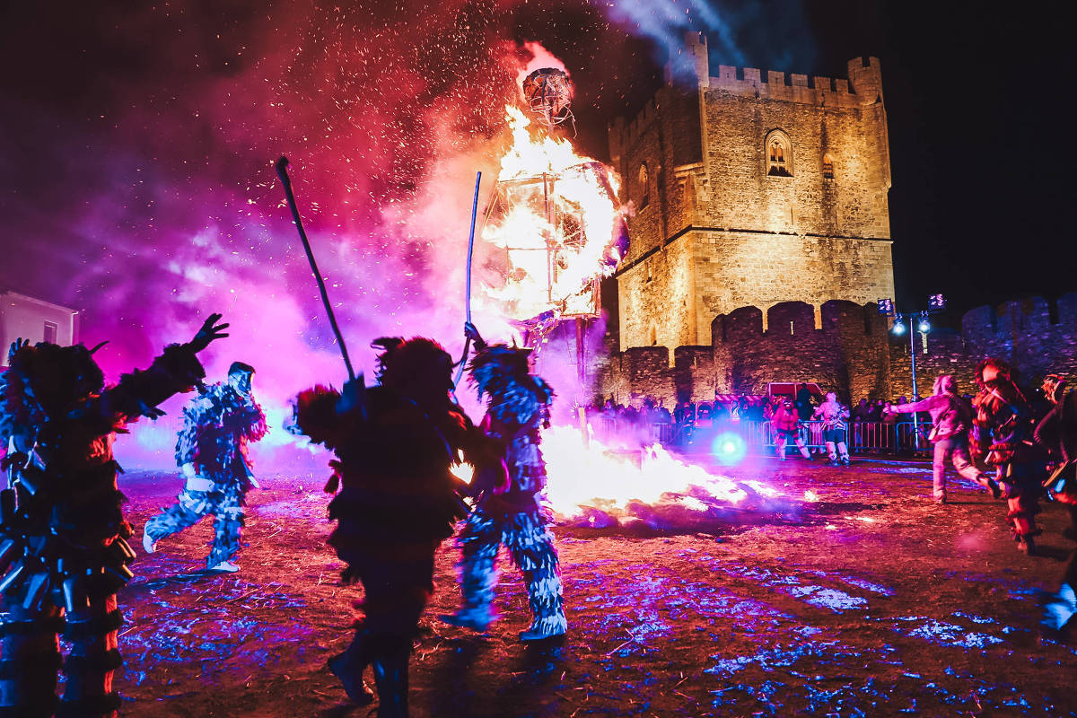 Carnaval de Bragança tem mascarados e fogueira – 29/07/2025 – Turismo