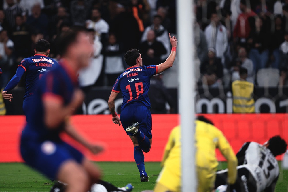 Corinthians leva gol em pênalti polêmico, busca empate, mas sofre derrota para o Bragantino no último lance