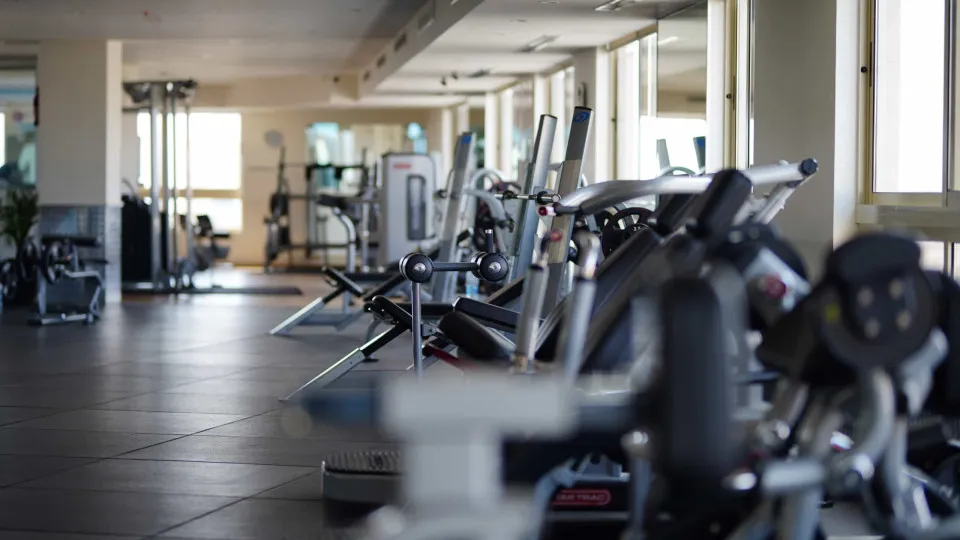 Dificuldade para levantar 5 kg aos 50 pode indicar artrose ou depressão