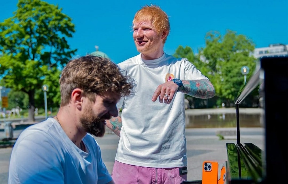 Ed Sheeran aparece de surpresa e canta com pianista em parque na Alemanha