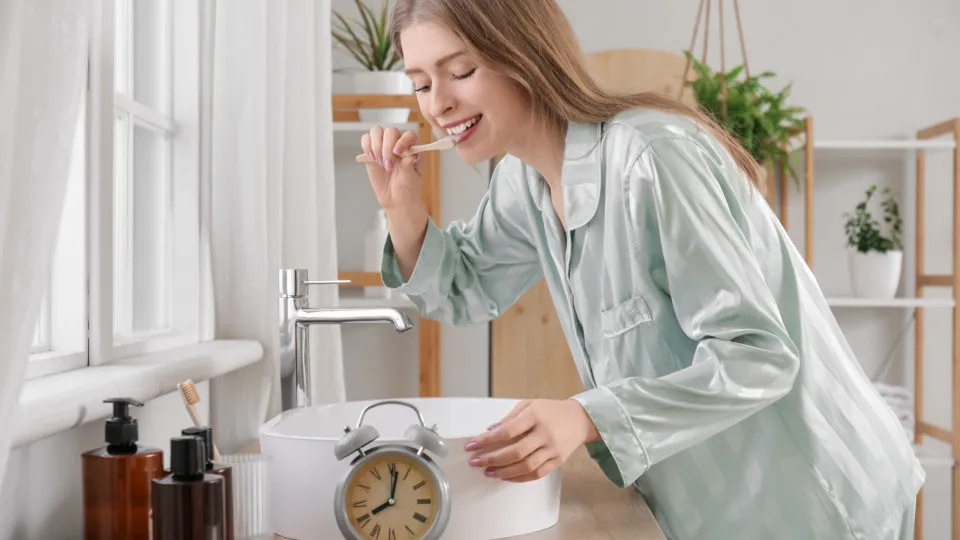 Escovar dentes antes ou depois do café da manhã? Especialista esclarece