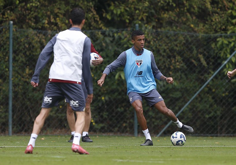 Luiz Gustavo faz primeiro treino técnico com grupo do São Paulo após tromboembolismo