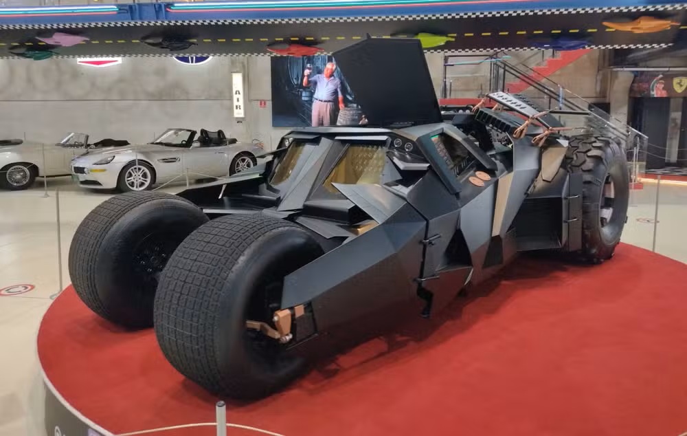 Neymar adquire réplica do Batmóvel avaliada em R$ 8,3 milhões