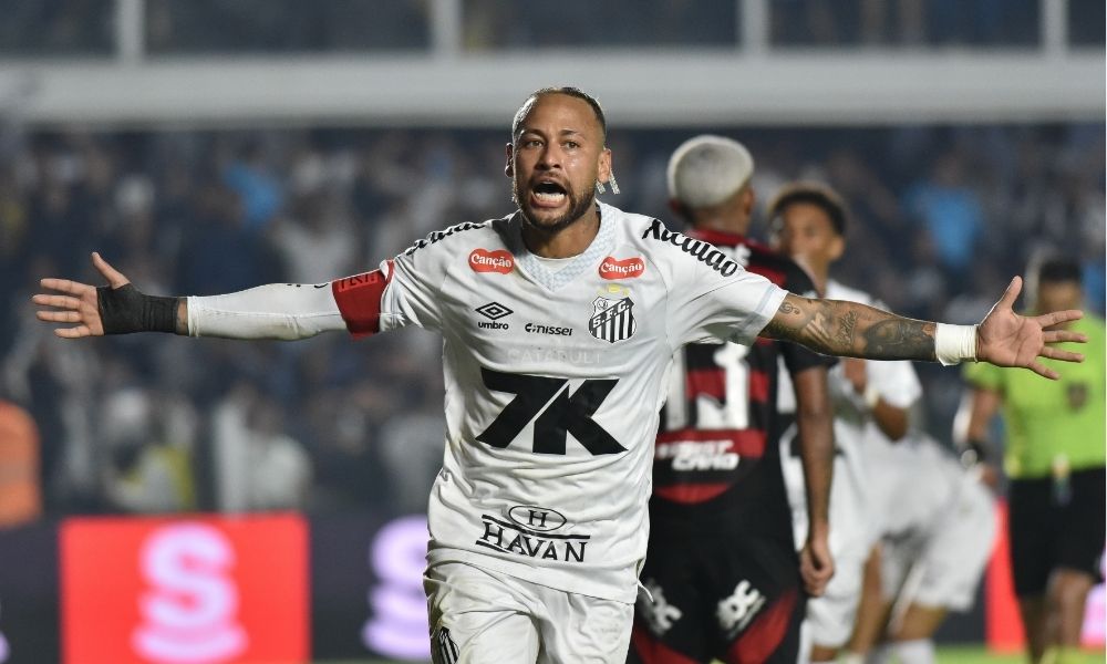 Neymar decide e Santos vence líder Flamengo no fim e respira contra a queda no Brasileirão