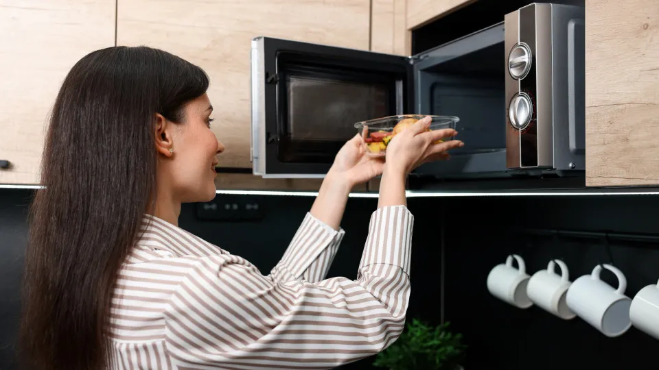 Oito alimentos que nunca devem ser preparados no microondas