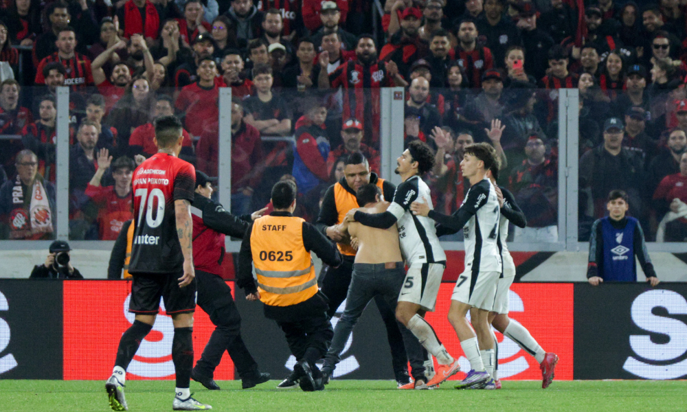 Árbitro relata agressão a Hugo Souza na súmula e arremessos de ‘copos descartáveis’