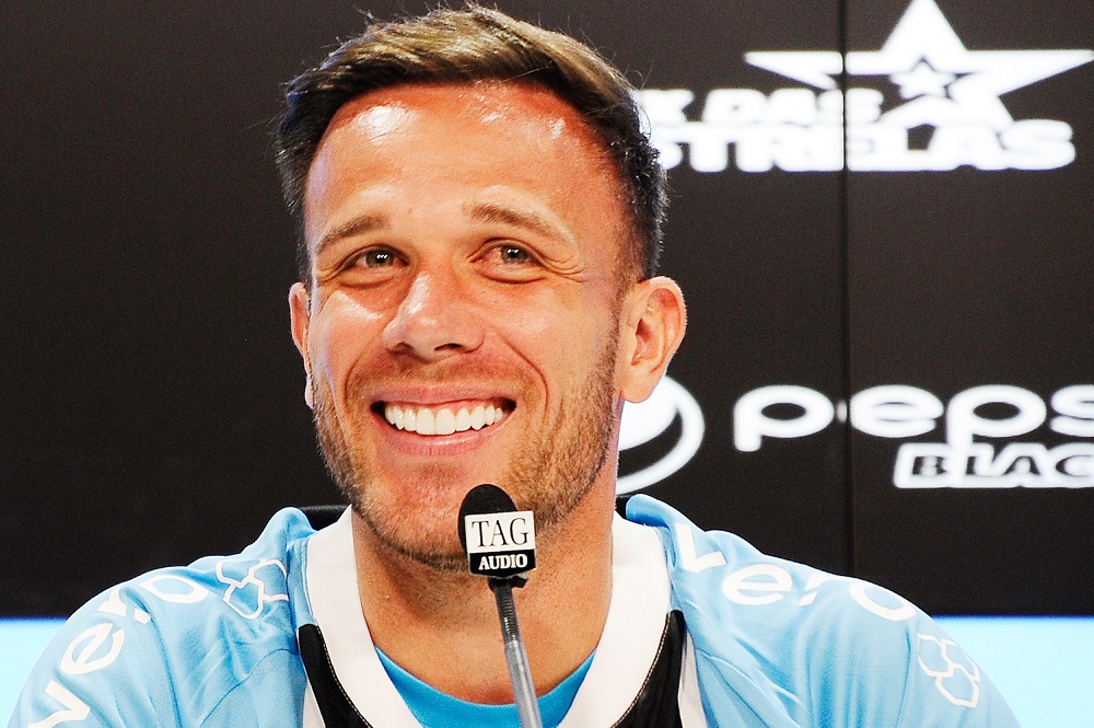 Arthur é apresentado no Grêmio e diz que volta pronto para ‘reerguer o clube’
