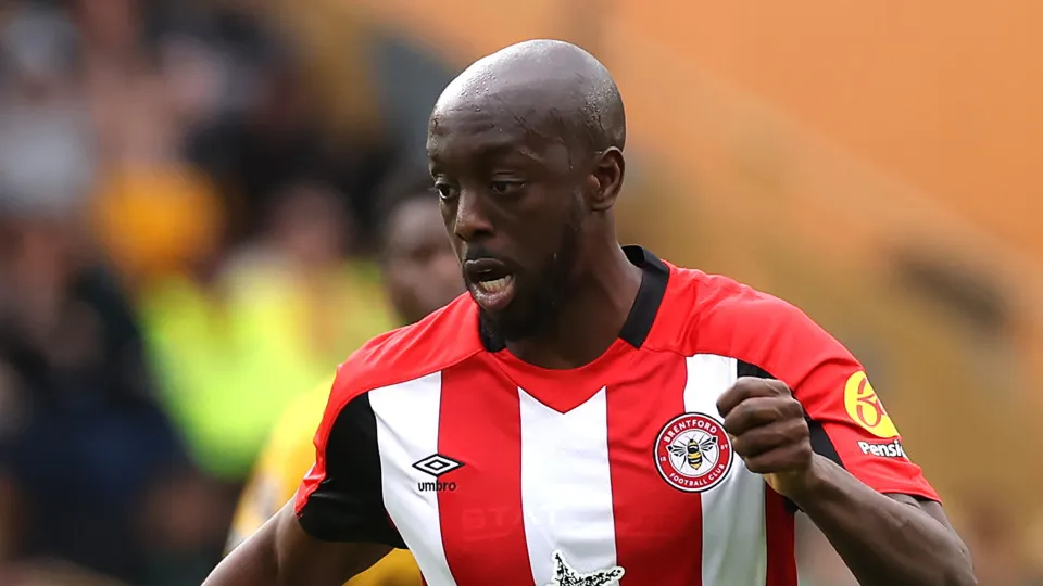 Atacante da Premier League expõe próprio clube por dificultar saída: ‘Atrapalha meu caminho’