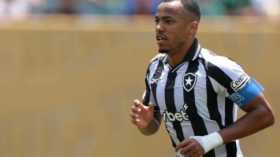 Botafogo bate Bragantino e avança, mas vê Marlon Freitas sair de ambulância