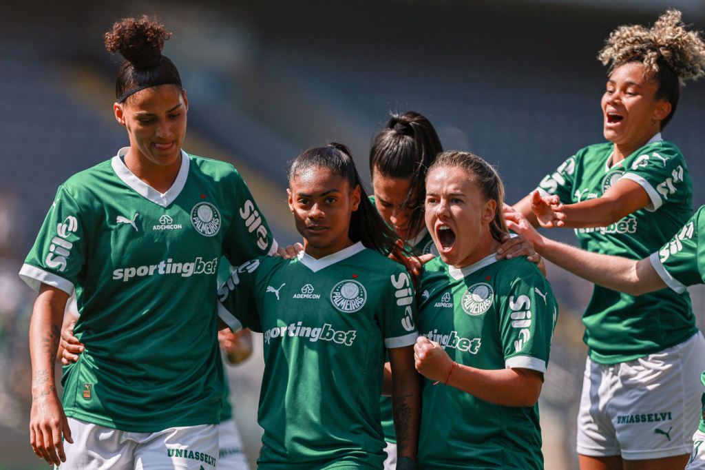 Brasileirão feminino: Palmeiras faz 3 a 0 no Flamengo e avança para a semifinal