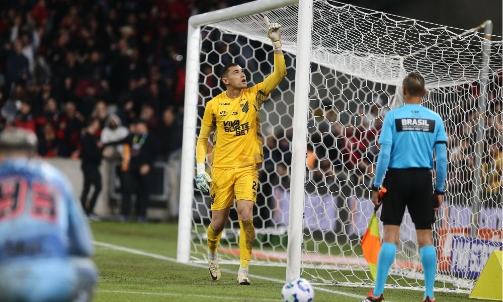Com expulsão polêmica, decisão nos pênaltis e brilho de Santos, Athletico-PR elimina São Paulo na Copa do Brasil