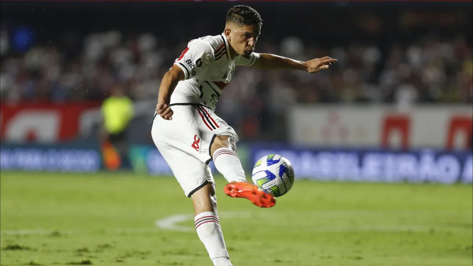 Com gols de reservas, São Paulo bate Atlético-MG e cola no G6 do Brasileiro