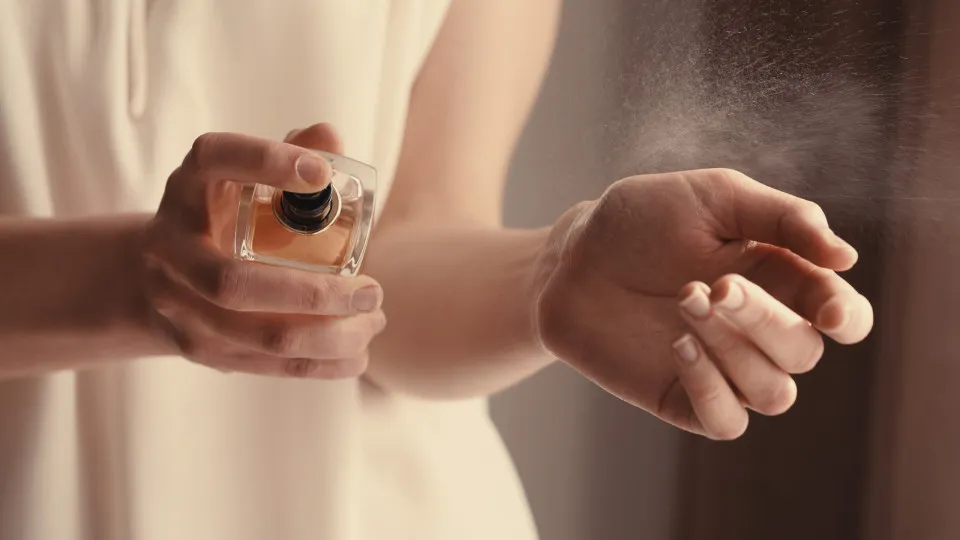 Como fazer o perfume durar mais na pele e cuidados com a esfoliação