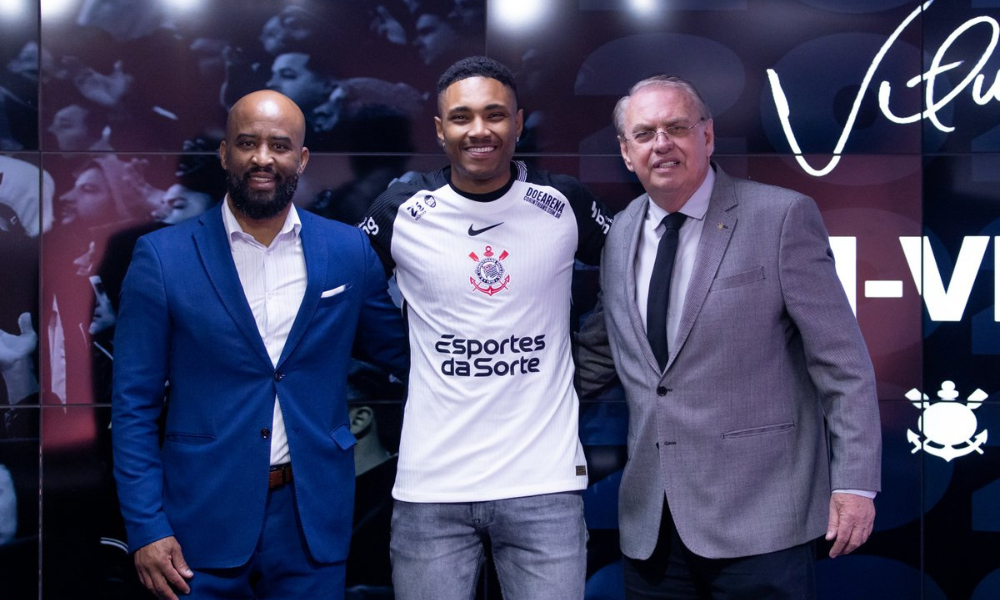 Corinthians oficializa a contratação de Vitinho até dezembro de 2026