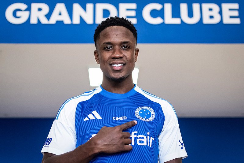 Cruzeiro anuncia a contratação por empréstimo do atacante Sinisterra até junho de 2026