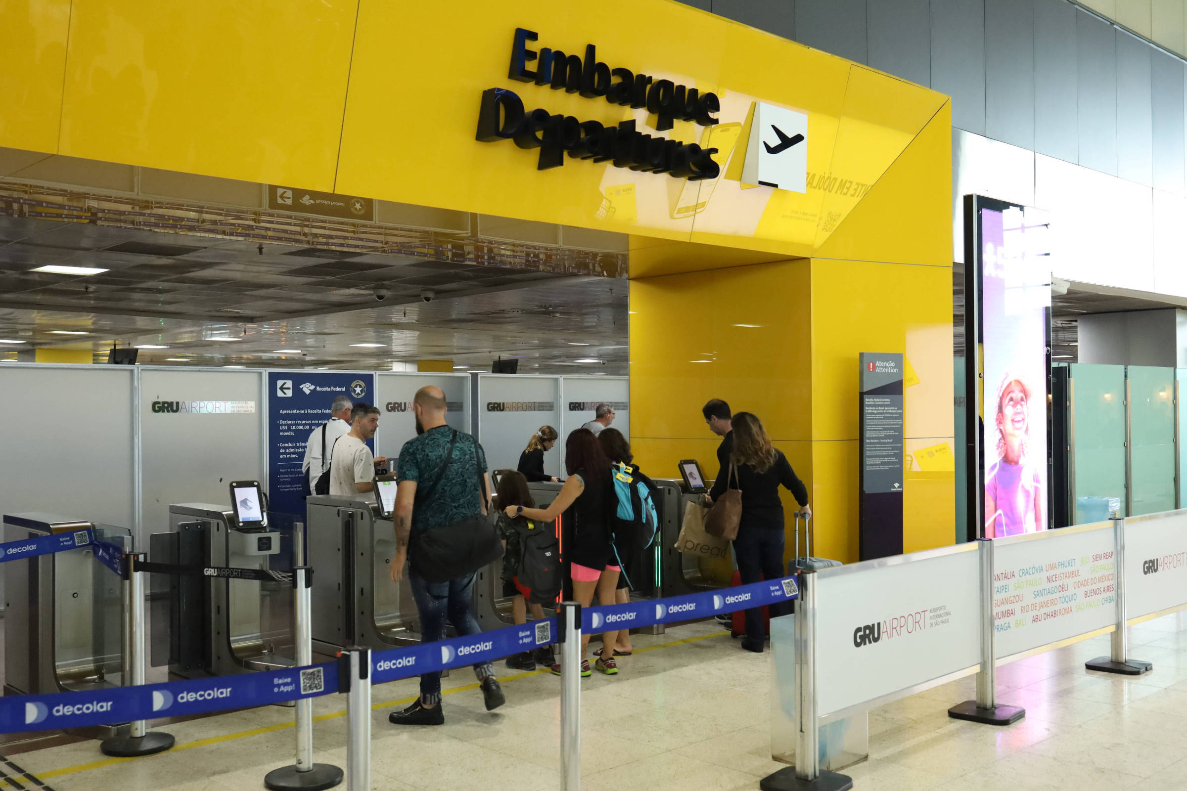 Europa começa a liberar líquidos em bagagens de mão – 29/08/2025 – Turismo